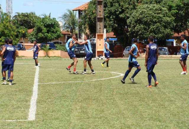  Goleiros, zagueiros e atacantes trocam de posi&ccedil;&otilde;es no &uacute;ltimo treino do Comercial 