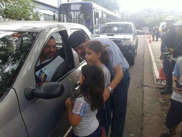 Em a&ccedil;&atilde;o da PM, alunos fazem panfletagem para conscientizar motoristas