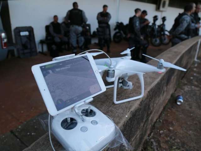 Em treinamento com drone, policiais monitoram torcida no Moren&atilde;o