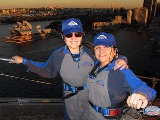 Ana Carolina e sua mãe, Ana Cristina, no topo da ponte, com vista da cidade. (Foto: Acervo Pessoal)
