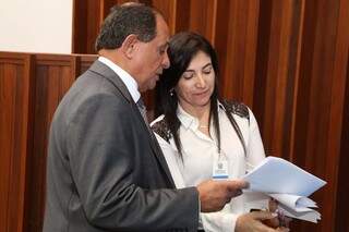Deputado Zé Teixeira ao lado de Zélia Nolasco, durante sessão na Assembleia (Foto: Victor Chileno/ALMS)