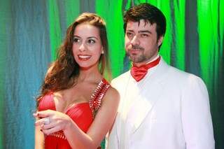 Comédia tem  Carlos Simões e Danielle Nino.