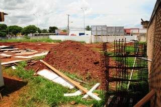 Pátio da escola Arlindo de Andrade Gomes foi tomado por terra e arames (Foto: Rodrigo Pazinato)