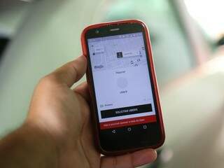 Aplicativo para celular conecta motoristas e passageiros (Foto: Marcos Ermínio/Arquivo)