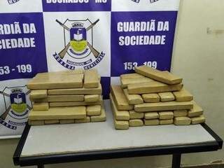 Tabletes de maconha encontrados nas malas da traficante. (Foto: Adilson Domingos) 