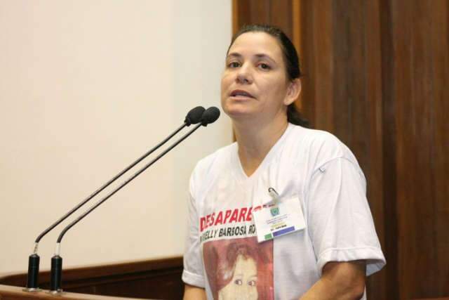  M&atilde;e de Marielly vai &agrave; Assembleia e faz apelo a deputados