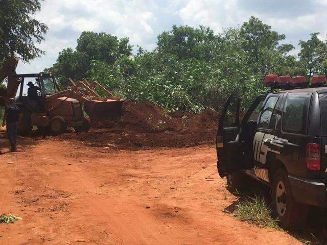 Pol&iacute;cia faz escava&ccedil;&otilde;es em busca de corpo e prende oito durante opera&ccedil;&atilde;o
