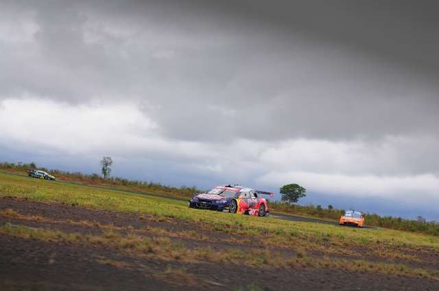 Com pista molhada, Daniel Serra &eacute; o melhor em treino livre da Stock Car 