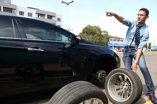 Carro de luxo fica danificado ao passar por buraco no Centro