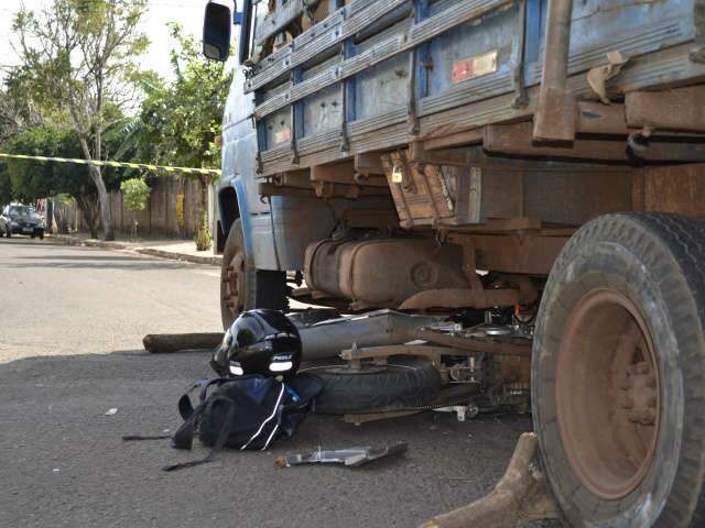  Motociclista fica em estado grave ao ser atropelado e arrastado por caminh&atilde;o no Jardim Im&aacute;