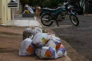 Montes de lixo já estão acumulando em frente às residências. (Foto: Gerson Walber)