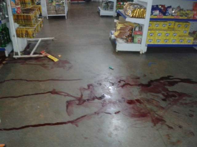Jovem &eacute; executado com cinco tiros enquanto fazia compras em mercado