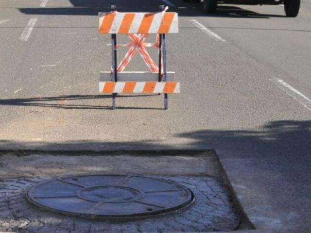 Juiz manda prefeitura indenizar idosa que fraturou coluna ao cair em buraco