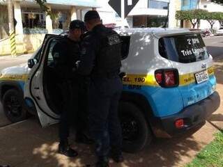 Policiais militares na frente do hospital de Três Lagoas (Foto: André Barbosa/JPNews)