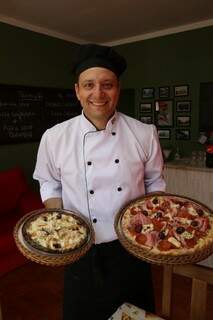 Quem prepara as pizzas é o proprietário e as massas são feitas artesanalmente. (Foto: Fernando Antunes)
