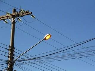Lâmpada ligada em poste da Capital em plena luz do dia; Cosip é usada na manutenção da iluminação pública (Foto: Marcos Ermínio/Arquivo)