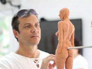 Marcos Rezende começou moldando pequenas esculturas 