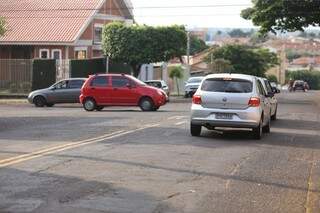 As sinalizações horizontais sumiram e os moradores temem o aumento de acidentes (Foto: Marcelo Victor)