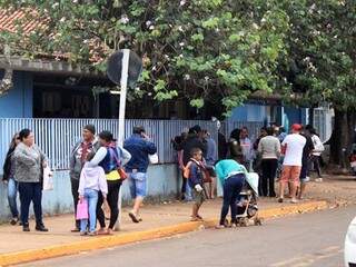 Fila para vacinação no bairro Moreninhas, durante campanha da Sesau (Foto: Marina Pacheco)