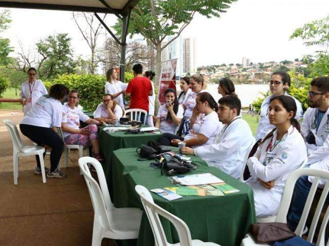 Idosos comemoram o dia deles com zumba adaptada e caminhada 