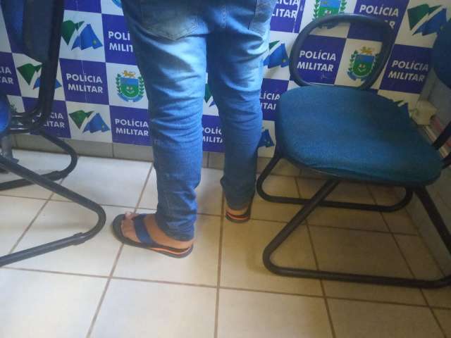 Adolescente &quot;enterra&quot; faca em v&iacute;tima e agride homem a pauladas no Tijuca