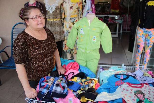 Com calor no inverno, lojas de bairros descartam estoque de roupas de frio
