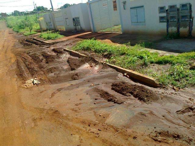 No Jardim Paradiso, rua vira lama&ccedil;al e inc&ocirc;modo para moradores