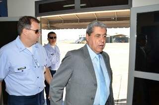 Governador chega para recepcionar Dilma na Base Aérea (Foto: Vanderlei Aparecido)