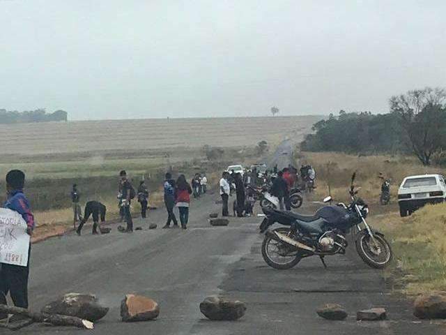 &Iacute;ndios bloqueiam mais duas rodovias estaduais em dia de protesto