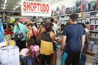 Pais e filhos lotam livrarias da Capital em busca de material escolar (Fotos: Marcos Ermínio)