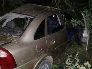 Veículo ficou parcialmente destruído após a batida. (Foto: Diário Corumbaense) 