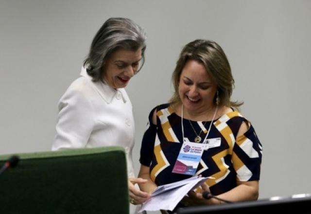 C&aacute;rmen L&uacute;cia recebe cartilha em Guarani e Terena de ju&iacute;za de MS