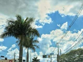 Céu parcialmente nublado na tarde desta terça-feira em Campo Grande (Foto: Henrique Kawaminami)
