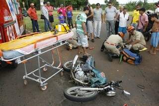 Motociclista e passageira ficam feridos (Foto: Cleber Gellio)