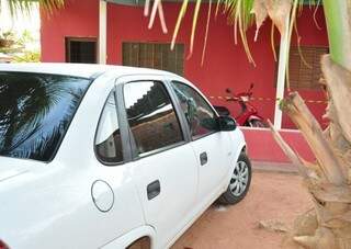 Crime aconteceu quando vítima chegava em casa. Ele foi morto dentro do carro. (Foto: Alisson Silva/ Edição de Notícias)