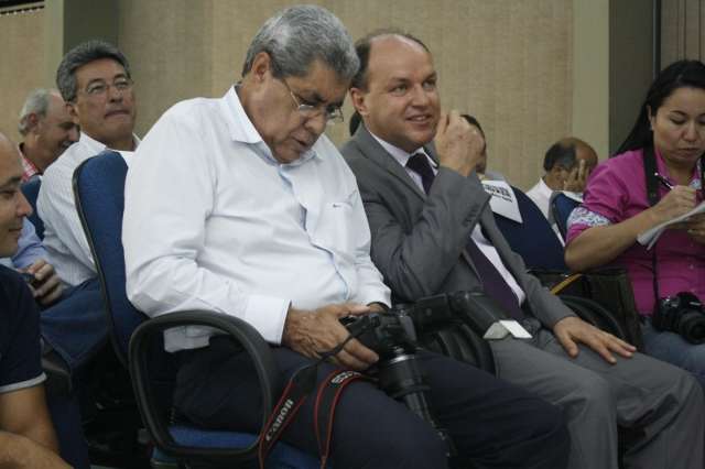 Andr&eacute; prop&otilde;e tr&ecirc;s secretarias e pede permiss&atilde;o para criar extraordin&aacute;rias