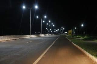 Iluminação só funciona em dois trechos da rodovia (Foto: Helio de Freitas)