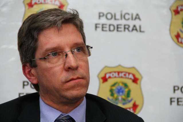 Pol&iacute;cia acha R$ 736,6 mil em notas de d&oacute;lares e euros na casa de investigados