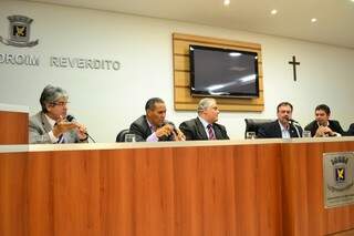 Primeiro da esquerda para a direita, vereador Marcos Alex (PT) diz que apenas pediu respeito e se defendeu de acusações (Foto: Cleber Gellio)