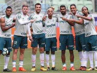 No treino apronto para encarar o Cruzeiro, palmeirenses tiram onda com a &quot;loirice&quot; do volante Tchê Tchê (Foto: Palmeiras/Divulgação)
