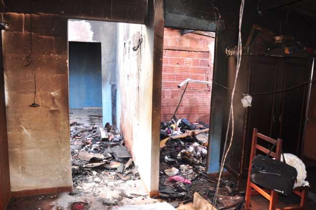 Casa de suspeitos de matar beb&ecirc; de um ano  &eacute; incendiada