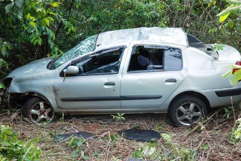 Veículo capota na BR 267 próximo a Bataguassu e deixa 5 feridos