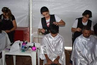 Corte de cabelo gratuito. (Foto: Divulgação/OCB-MS)
