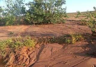 Erosão provocada por enxurrada que arrastou areia para afluente do Córrego Laranjal (Foto: Divulgação)