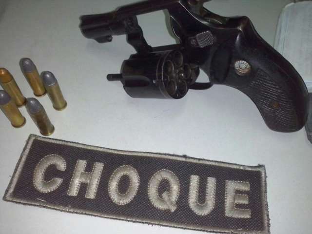 Batalh&atilde;o de Choque prende dois homens com armas na Via Parque