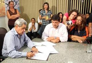 Governador durante assinatura de pacto (Foto: Divulgação/Rachid Waqued)