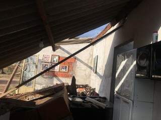 Casa destruída pelo vento em Caarapó (Foto: divulgação/Defesa Civil)