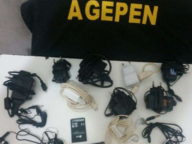 Agentes encontram carregadores e baterias de celulares perto de muralha