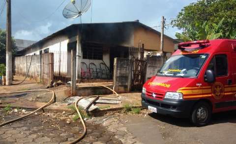 Família suspeita que explosão de celular provocou incêndio em casa