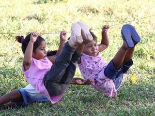 Na zona de conflito de Antônio João/MS, crianças guarani-kaiowá brincam na cerca das fazendas. (Foto: Marcos Ermínio)